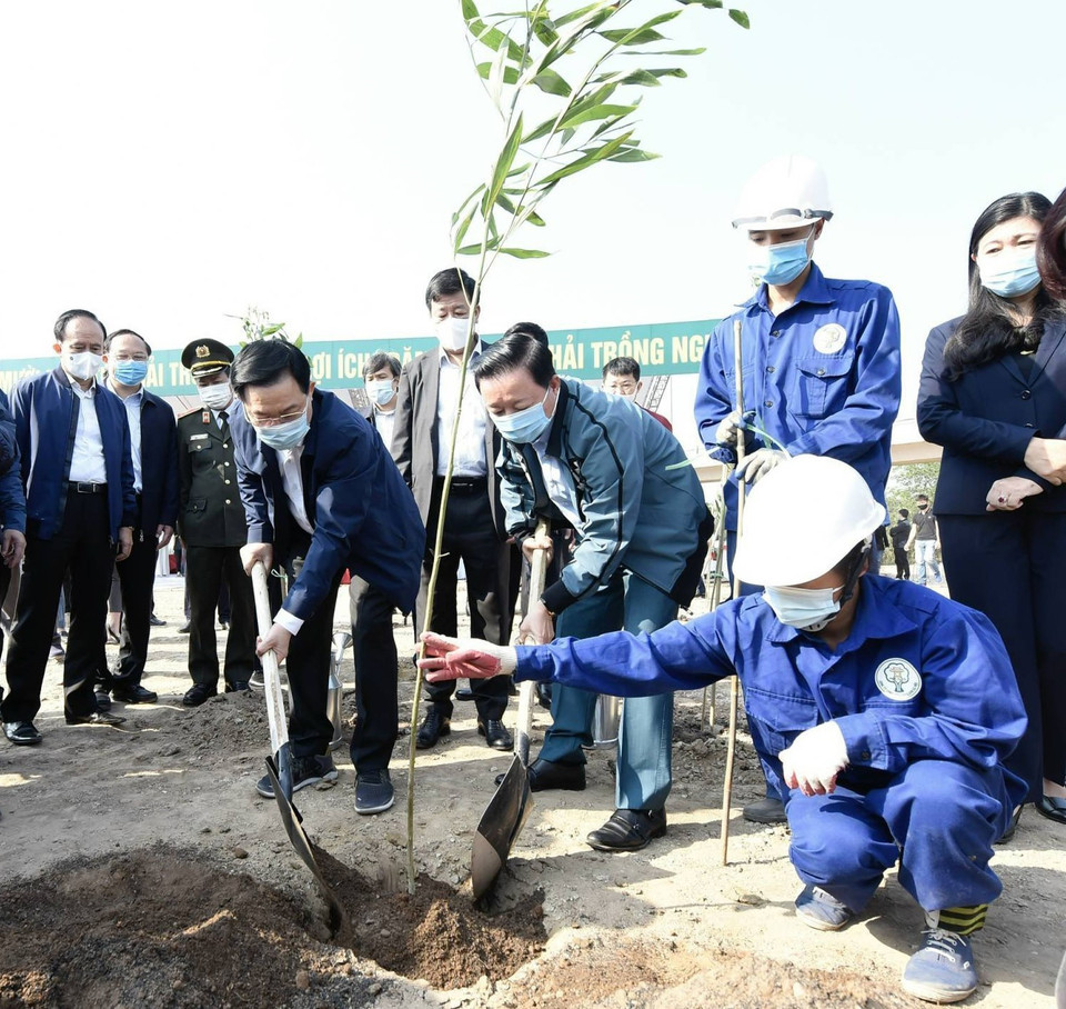 Bí thư Thành ủy Hà Nội Vương Đình Huệ, Bộ trưởng Bộ Tài nguyên và Môi trường Trần Hồng Hà cùng trồng cây hưởng ứng phát động "Tết trồng cây đời đời nhớ ơn Bác Hồ - Xuân Tân Sửu 2021. (Ảnh: TTXVN)