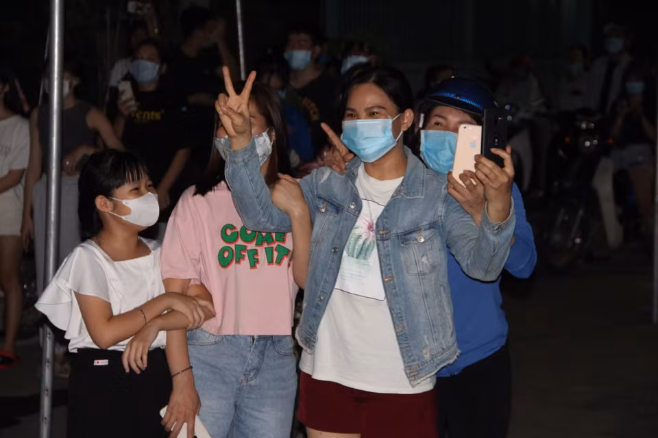 Niềm vui của người dân, sinh viên sống khu vực phong tỏa phường Phú Hòa, thành phố Thủ Dầu Một, tỉnh Bình Dương sau khi được dỡ bỏ phong tỏa. (Ảnh: Chí Tưởng/TTXVN)