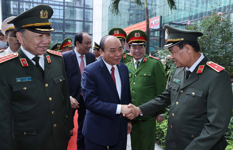 Thủ tướng Nguyễn Xuân Phúc với các vị lãnh đạo Bộ Công an. (Ảnh: Thống Nhất/TTXVN)