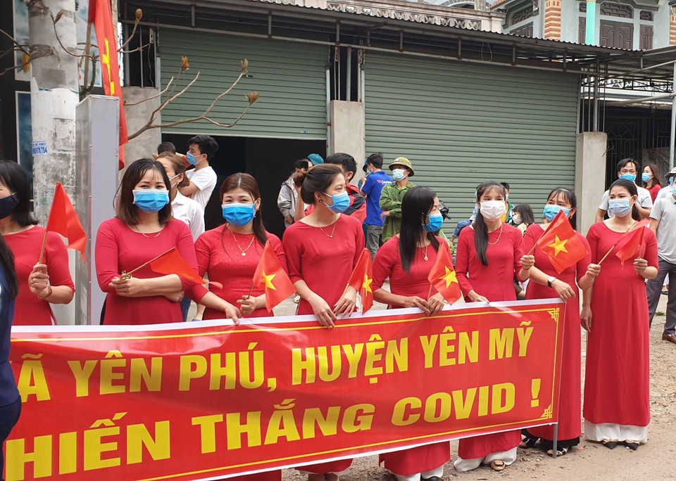 Người dân hân hoan ngày được trở lại cuộc sống bình thường. (Ảnh: Đinh Tuấn/TTXVN)