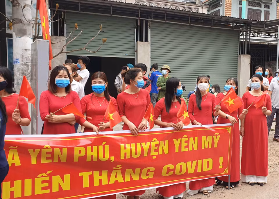 Người dân hân hoan ngày được trở lại cuộc sống bình thường. (Ảnh: Đinh Tuấn/TTXVN)
