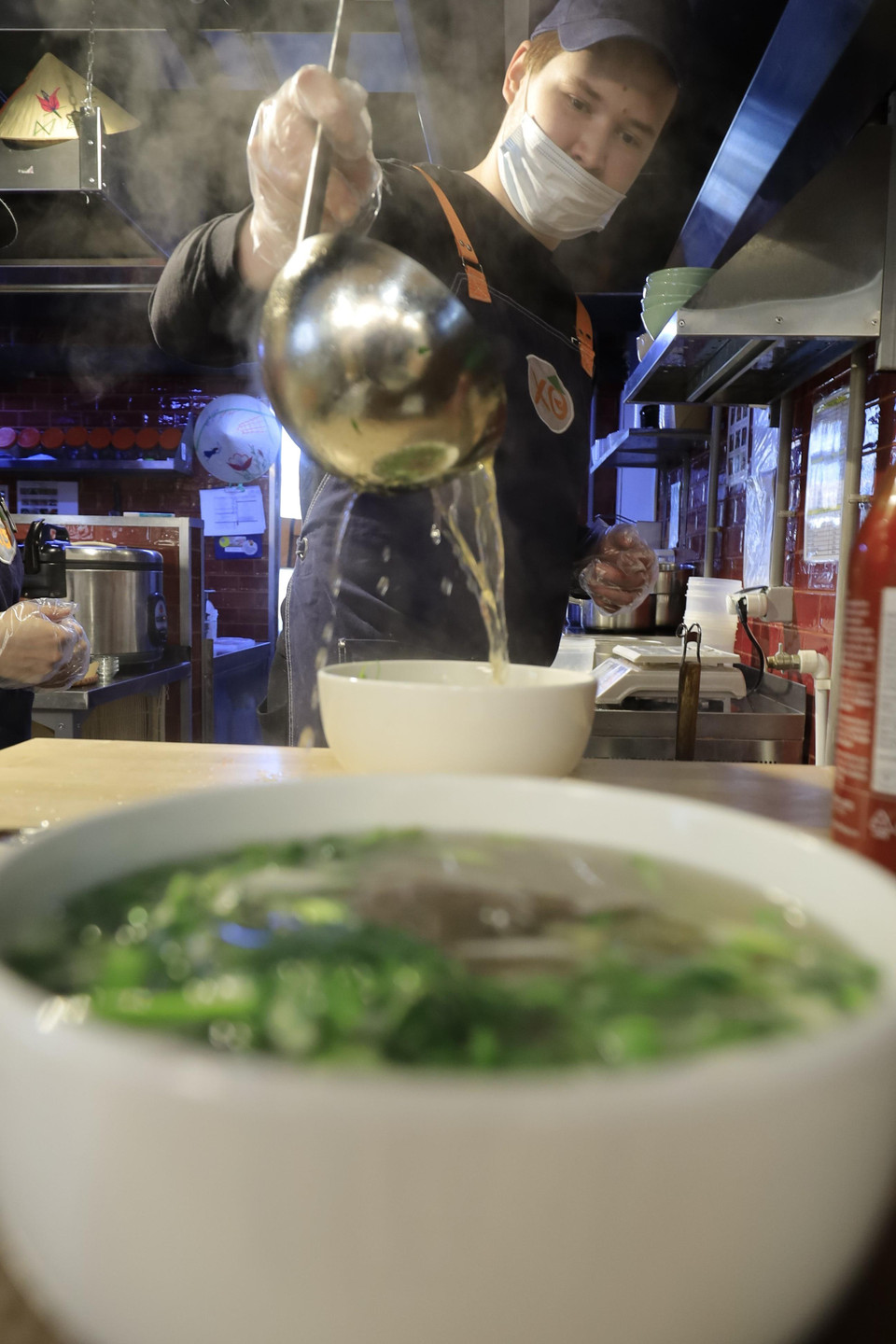 Đầu bếp Nga được đào tạo nấu các món ăn Việt Nam một cách bài bản. (Ảnh: Trần Hiếu/TTXVN)