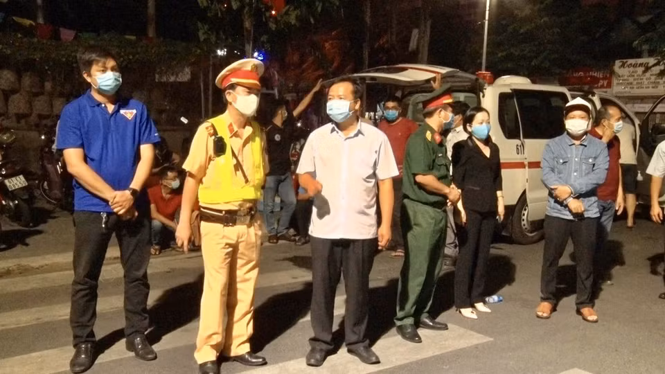 Lãnh đạo thành phố Thủ Dầu Một đến hiện trường khu vực dỡ bỏ phong tỏa. (Ảnh: Chí Tưởng/TTXVN)