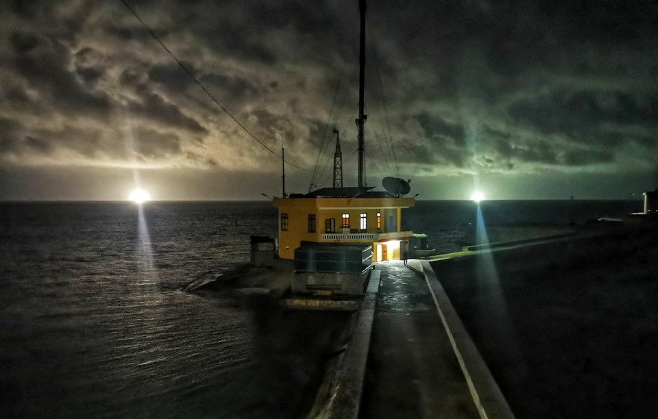 Vẻ đẹp hiên ngang, bất khuất giữa biển đêm của đảo Đá Lớn A. (Ảnh: Thành Đạt/TTXVN)