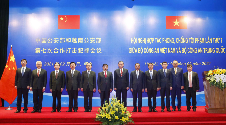 Đại tướng Tô Lâm, Ủy viên Bộ Chính trị, Bộ trưởng Bộ Công an, ông Triệu Khắc Chí, Ủy viên Quốc vụ, Bộ trưởng Bộ Công an Trung Quốc với các đại biểu. (Ảnh: Doãn Tấn/TTXVN)