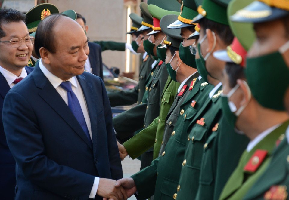 Thủ tướng Nguyễn Xuân Phúc thăm hỏi, động viên các lực lượng vũ trang đóng tại địa bàn thành phố Đà Nẵng. (Ảnh: Quốc Dũng/TTXVN)