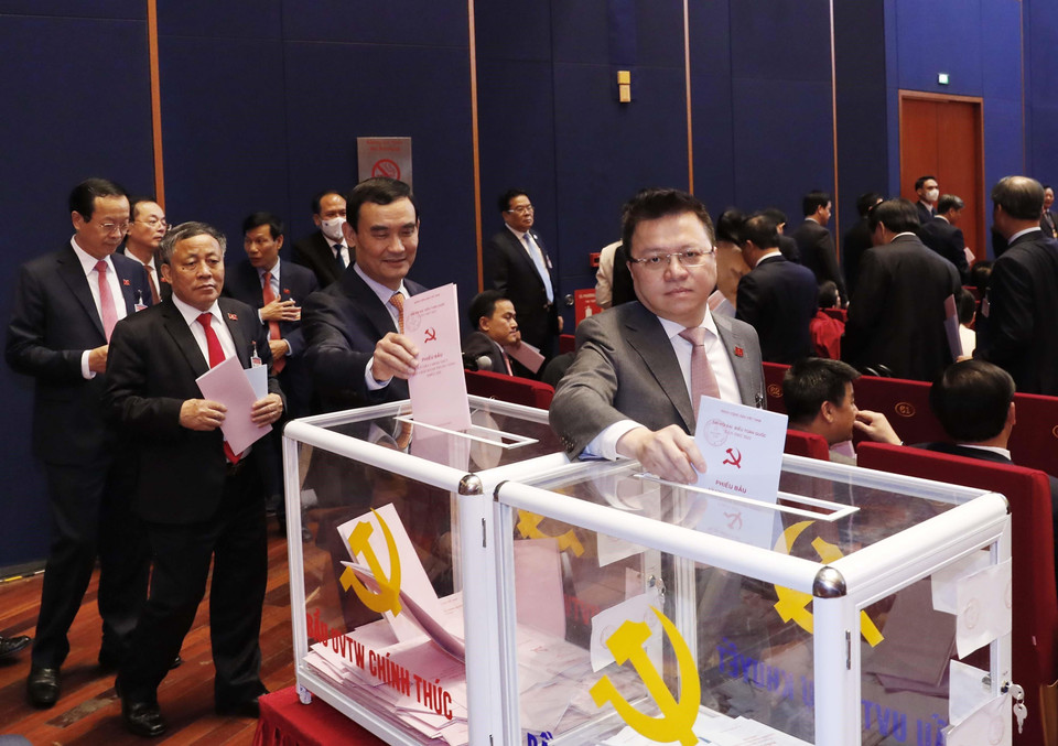 Các đại biểu bỏ phiếu bầu Ban Chấp hành Trung ương khóa XIII, chiều 30/1/2021. (Nguồn: TTXVN)