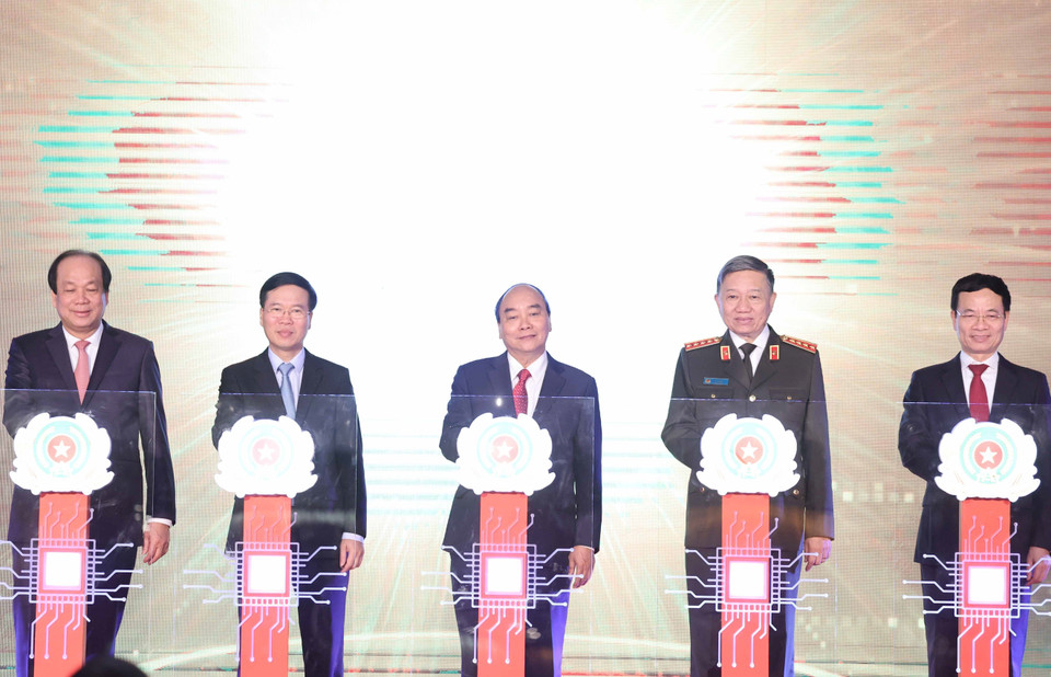 Thủ tướng Nguyễn Xuân Phúc và các đại biểu thực hiện nghi lễ kích hoạt khai trương hệ thống. (Ảnh: Thống Nhất/TTXVN)