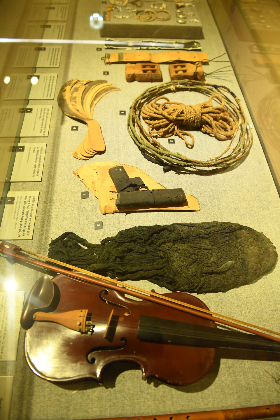 Các hiện vật tại bảo tàng Côn Đảo. (Ảnh: Minh Đức/TTXVN)