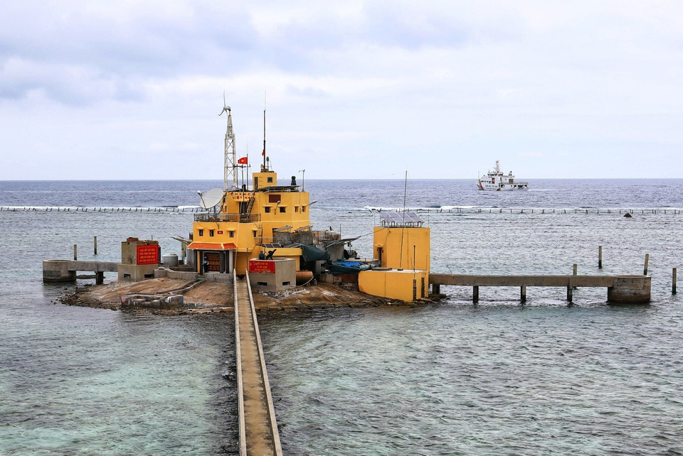 Vẻ đẹp hiên ngang, bất khuất giữa biển của đảo Đá Lớn B. (Ảnh: Thành Đạt/TTXVN)