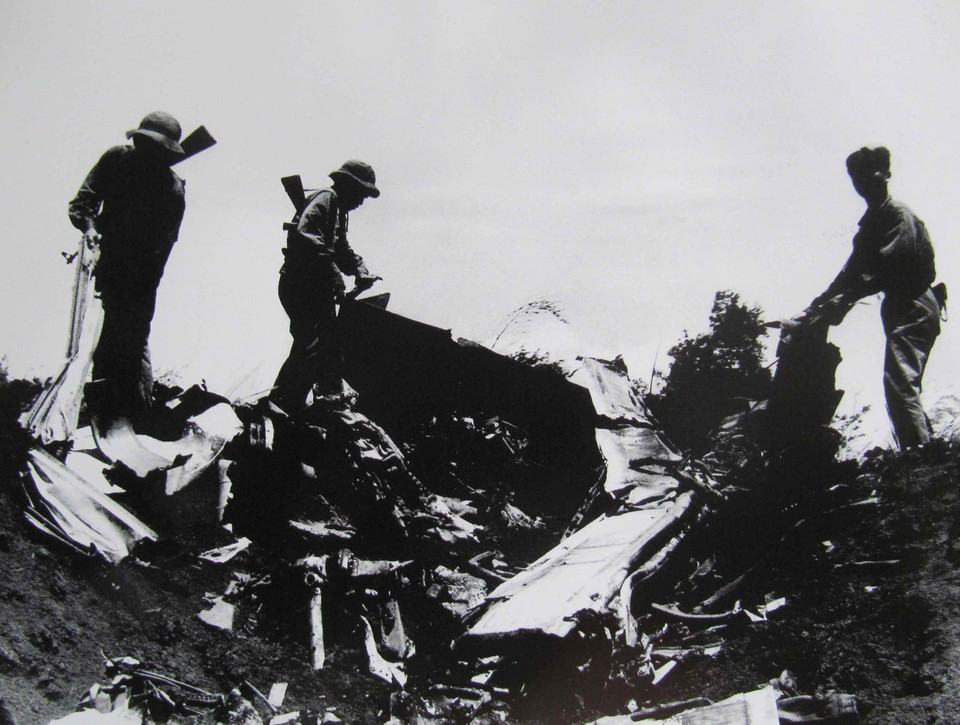Xác máy bay Mỹ bị quân giải phóng bắn rơi trong chiến dịch Đường 9 - Nam Lào, mùa Xuân năm 1971. (Ảnh: Tư liệu/TTXVN phát)