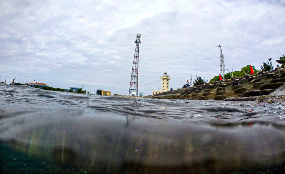 Đảo Sinh Tồn hiên ngang trước sóng gió. (Ảnh: Thành Đạt/TTXVN)