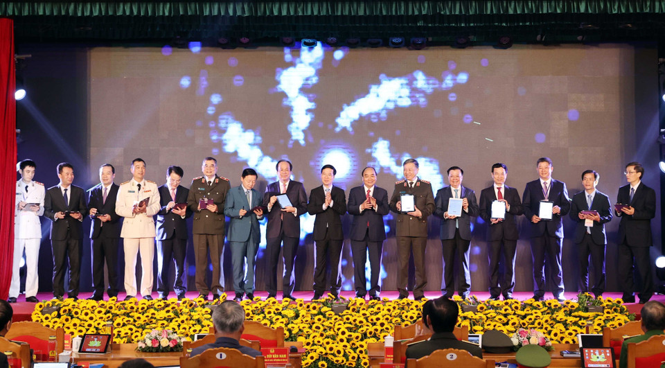 Thủ tướng Nguyễn Xuân Phúc cùng Thường trực Ban Bí thư Võ Văn Thưởng chứng kiến Lễ ký cam kết điện tử giữa lãnh đạo Bộ Công an với lãnh đạo của một số Bộ, ngành, địa phương, doanh nghiệp. (Ảnh: Thống Nhất/TTXVN)