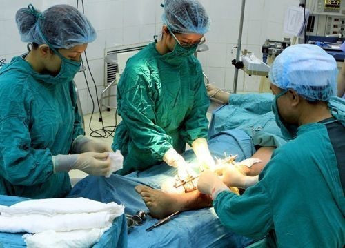 Năm 2011, ứng dụng kỹ thuật vi phẫu trong điều trị tổn thương bỏng sâu và tạo hình sẹo bỏng, khuyết hổng mất da của Viện Bỏng quốc gia đã được Bộ Y tế xếp là một trong 10 thành tựu y-dược học Việt Nam trong năm. (Nguồn: TTXVN phát)