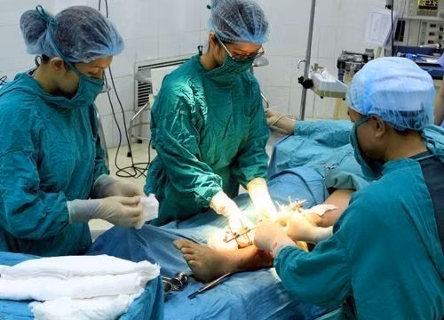Năm 2011, ứng dụng kỹ thuật vi phẫu trong điều trị tổn thương bỏng sâu và tạo hình sẹo bỏng, khuyết hổng mất da của Viện Bỏng quốc gia đã được Bộ Y tế xếp là một trong 10 thành tựu y-dược học Việt Nam trong năm. (Nguồn: TTXVN phát)