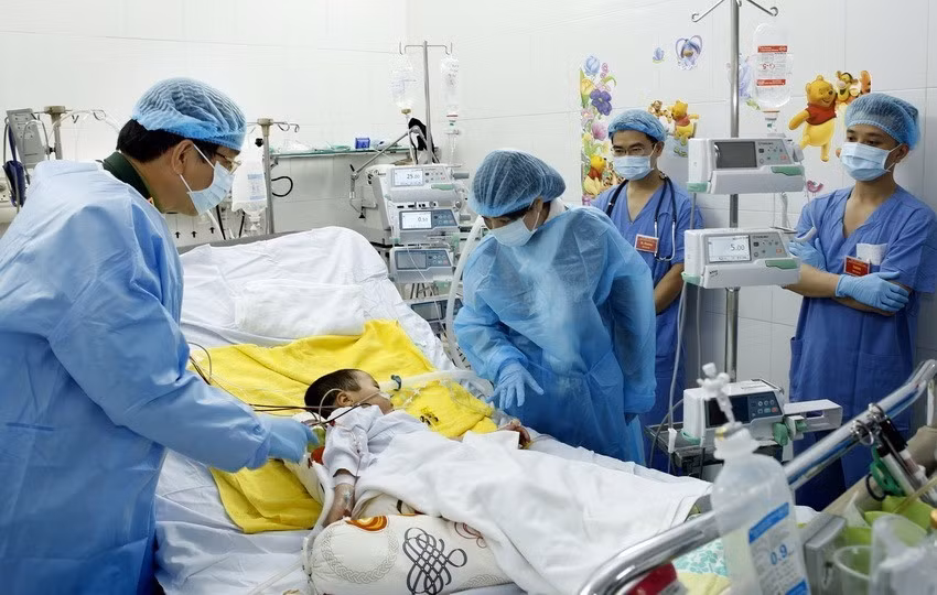 Nhiều kỹ thuật chuyên môn cao được thực hiện thành công tại nhiều bệnh viện trung ương như ghép tạng, nội soi, phẫu thuật bằng robot, chuyển giao một số kỹ thuật cho bệnh viện tuyến tỉnh, huyện...Trong ảnh: Bộ trưởng Bộ Y tế Nguyễn Thị Kim Tiến thăm bệnh nhân Ly Chương Bình (Hà Giang) vừa được ghép phổi từ người sống. Đây là lần đầu tiên Việt Nam thực hiện ca ghép phổi từ người cho còn sống (2017). (Ảnh: Dương Ngọc/TTXVN)