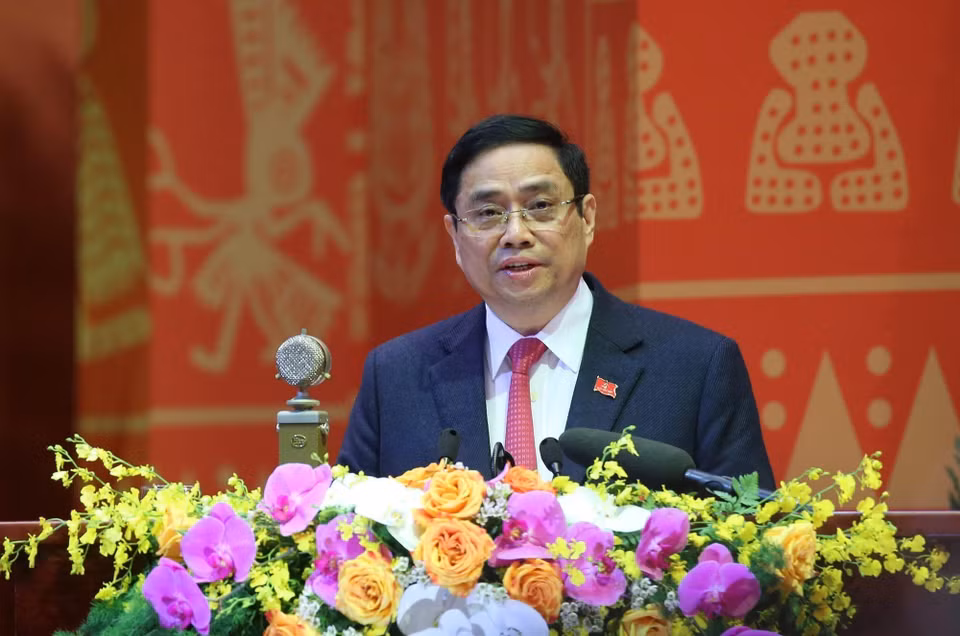 Đồng chí Phạm Minh Chính, Ủy viên Bộ Chính trị, Bí thư Trung ương Đảng, Trưởng ban Tổ chức Trung ương trình bày dự thảo Quy chế làm việc tại Đại hội, tại phiên họp trù bị, sáng 25/1. (Nguồn: TTXVN)