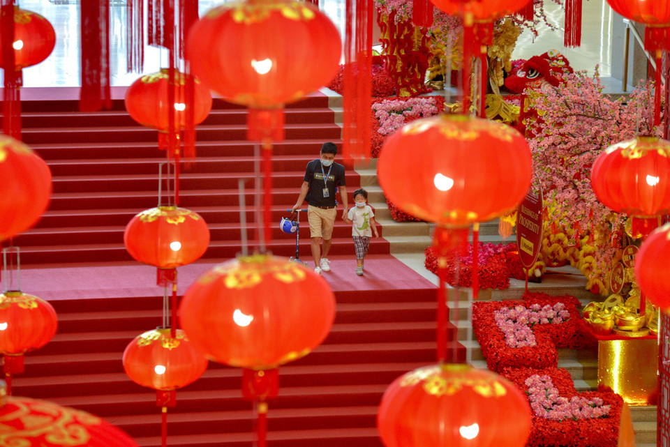 Khung cảnh trang hoàng rực rỡ chào đón Tết Nguyên đán tại một trung tâm thương mại ở Kuala Lumpur, Malaysia. (Nguồn: THX/TTXVN)
