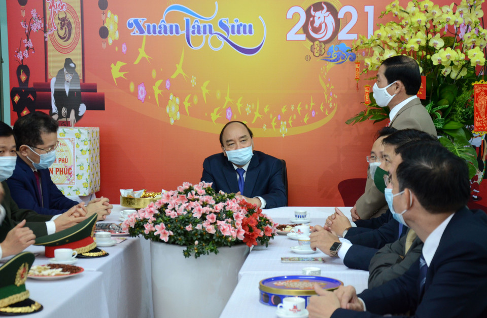 Thủ tướng Chính phủ Nguyễn Xuân Phúc nghe lãnh đạo UBND phường Thuận Phước, quận Hải Châu báo cáo. (Ảnh: Quốc Dũng/TTXVN)