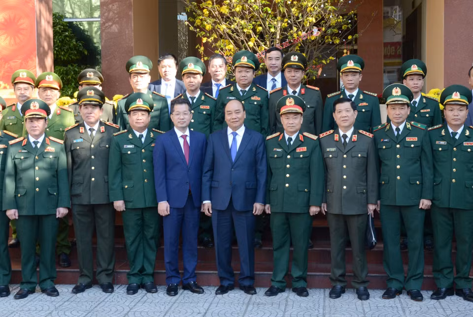 Thủ tướng Nguyễn Xuân Phúc chụp ảnh lưu niệm với lãnh đạo các lực lượng vũ trang thành phố Đà Nẵng. (Ảnh: Quốc Dũng/TTXVN)