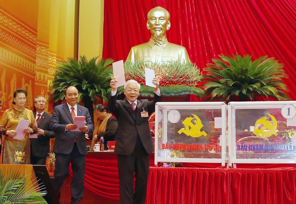 Tổng Bí thư, Chủ tịch nước Nguyễn Phú Trọng, Thủ tướng Nguyễn Xuân Phúc, Chủ tịch Quốc hội Nguyễn Thị Kim Ngân và các đại biêu bỏ phiếu bầu Ban Chấp hành Trung ương khóa XIII, chiều 30/1/2021. (Nguồn: TTXVN)