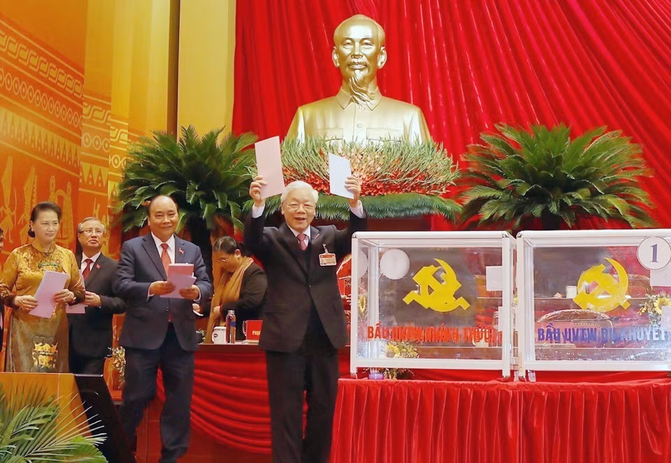 Tổng Bí thư, Chủ tịch nước Nguyễn Phú Trọng, Thủ tướng Nguyễn Xuân Phúc, Chủ tịch Quốc hội Nguyễn Thị Kim Ngân và các đại biêu bỏ phiếu bầu Ban Chấp hành Trung ương khóa XIII, chiều 30/1/2021. (Nguồn: TTXVN)