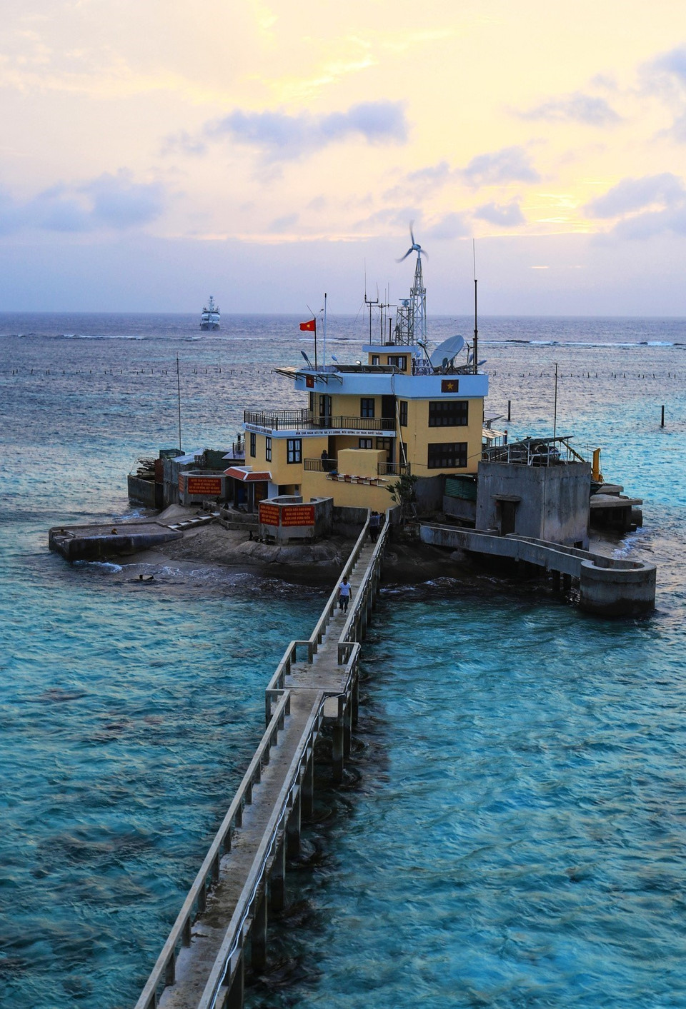 Hoàng hôn trên đảo Cô Lin. (Ảnh: Thành Đạt/TTXVN)