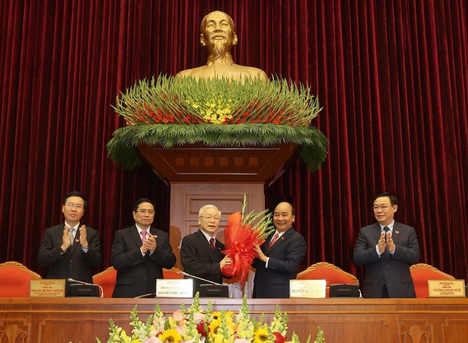 Thay mặt Bộ Chính trị khóa XIII, đồng chí Nguyễn Xuân Phúc, Thủ tướng Chính phủ tặng hoa chúc mừng đồng chí Nguyễn Phú Trọng được tín nhiệm bầu làm Tổng Bí thư Ban Chấp hành Trung ương Đảng Cộng sản Việt Nam khóa XIII, tại Hội nghị lần thứ nhất Ban Chấp hành Trung ương Đảng khoá XIII, sáng 31/1. (Ảnh: Trí Dũng/TTXVN)