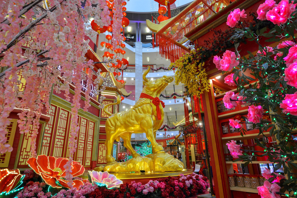 Khung cảnh trang hoàng rực rỡ chào đón Tết Nguyên đán tại một trung tâm thương mại ở Kuala Lumpur, Malaysia. (Nguồn: THX/TTXVN)