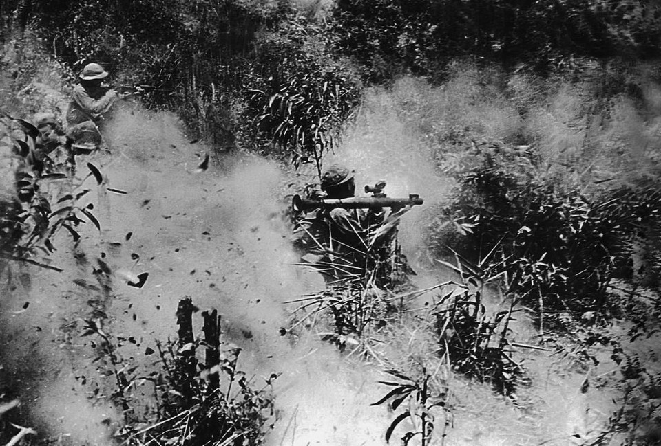 Chiến sỹ Đại đội 6, Quân giải phóng Quảng Trị tiêu diệt địch tại chiến dịch Đường 9 - Nam Lào. Trong chiến dịch này, ta tập trung lực lượng lớn quân thuộc nhiều binh chủng, nhiều khí tài quân sự và sử dụng đòn nghi binh chiến dịch, giấu kín lực lượng làm cho địch tưởng ta suy yếu để kéo quân ra càng nhiều càng tốt, sa vào thế trận bày sẵn và bị ta tiêu diệt. (Ảnh: Lương Nghĩa Dũng/TTXVN)