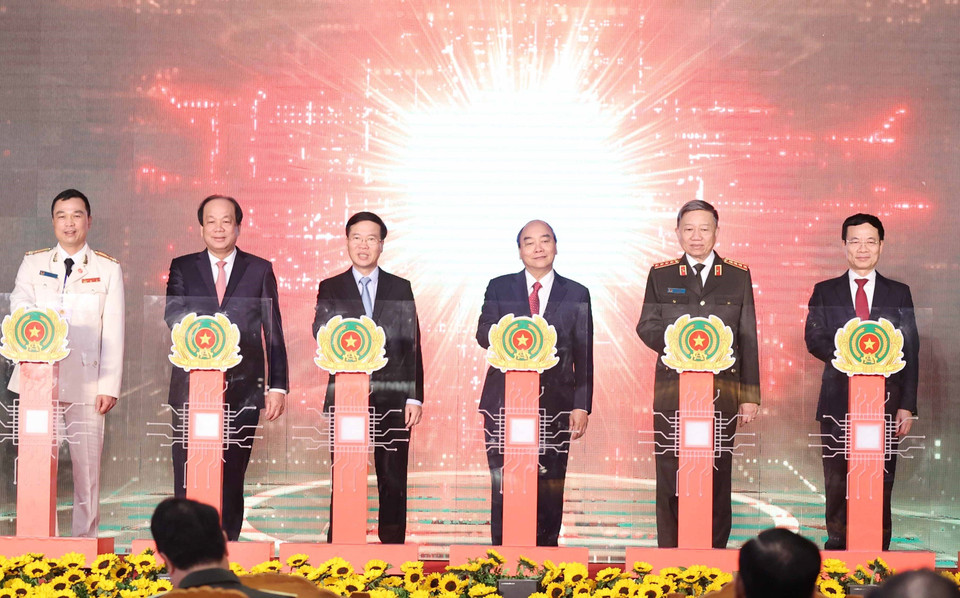 Thủ tướng Nguyễn Xuân Phúc và các đại biểu thực hiện nghi lễ kích hoạt khai trương hệ thống. (Ảnh: Thống Nhất/TTXVN)