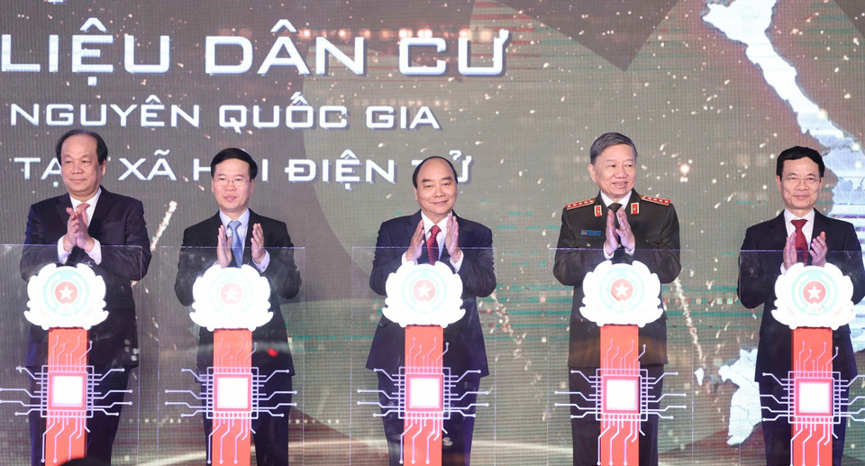 Thủ tướng Nguyễn Xuân Phúc và các đại biểu thực hiện nghi lễ kích hoạt khai trương hệ thống. (Ảnh: Thống Nhất/TTXVN)