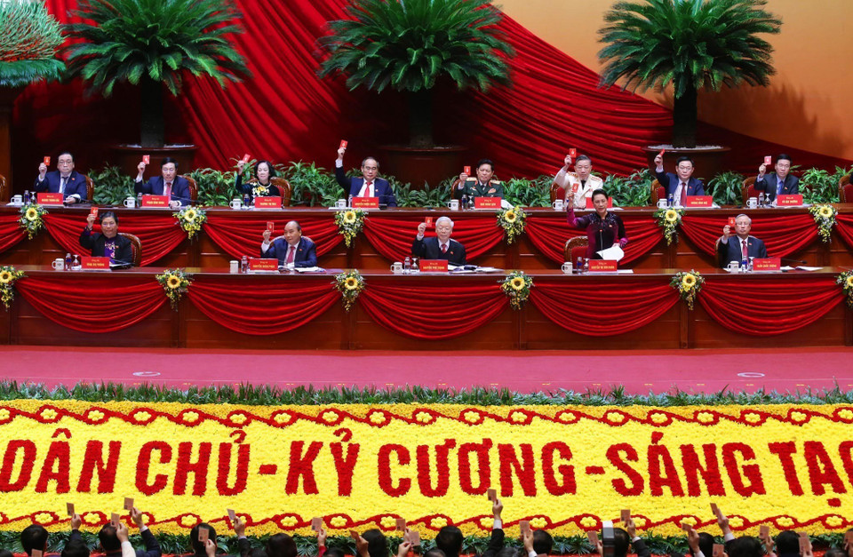 Đoàn Chủ tịch biểu quyết thông qua Chương trình làm việc của Đại hội, tại phiên họp trù bị, sáng 25/1. (Nguồn: TTXVN)