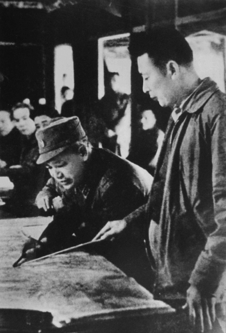 Trung tướng Đồng Sỹ Nguyên (bên phải), Tư lệnh Đoàn 559 - Bộ đội Trường Sơn trình bày kế hoạch tác chiến trong chiến dịch Đường 9 - Nam Lào, mùa Xuân năm 1971. (Ảnh: Tư liệu/TTXVN phát)