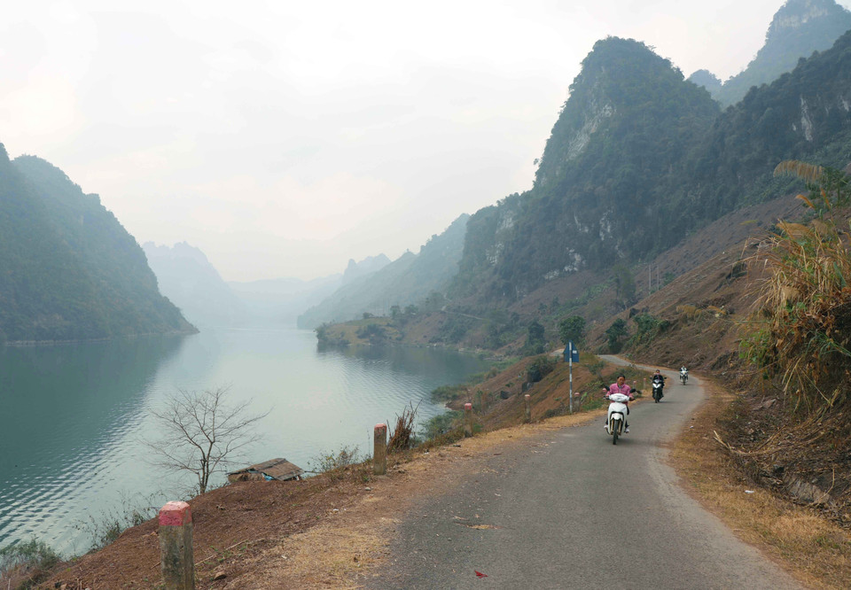 Cung đường Huổi Só-Huổi Lóng dài hàng chục km chạy dọc, men theo sông Đà. (Ảnh: Xuân Tiến/TTXVN)