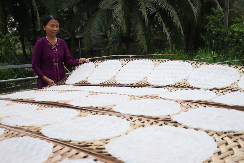 Sản xuất bánh tráng tại làng nghề bánh tráng Mỹ Lồng. (Ảnh: Huỳnh Phúc Hậu/TTXVN)