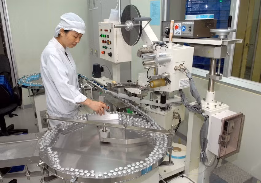 Việt Nam cũng được biết đến là quốc gia đang dần vươn lên vị trí quan trọng trong danh sách các nước sản xuất vắcxin trên thế giới. Trong ảnh: Dây chuyền sản xuất vắcxin tại Nhà máy sản xuất vắc xin POLLYVAC (Bộ Y tế). (Ảnh: Danh Lam/ TTXVN)