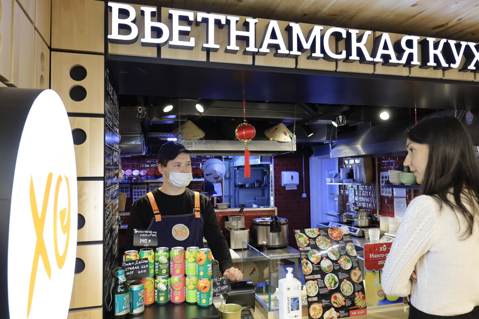 Không chỉ các món ăn, nhiều đồ uống được nhập khẩu từ Việt Nam đang từng bước chinh phục người dân địa phương. (Ảnh: Duy Trinh/TTXVN)