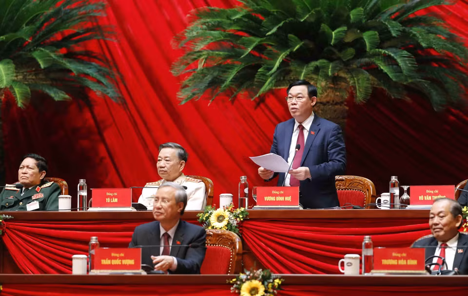 Đồng chí Vương Đình Huệ, Ủy viên Bộ Chính trị, Bí thư Thành ủy Hà Nội thay mặt Đoàn Chủ tịch điều hành phiên thảo luận các văn kiện đại hội, sáng 28/1. (Nguồn: TTXVN)