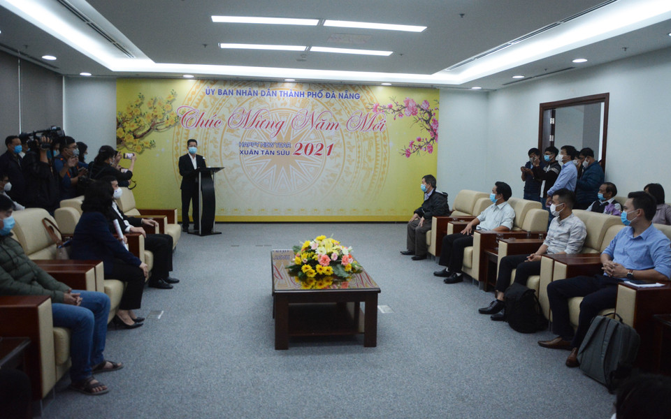 Tiễn Đoàn y tế thành phố Đà Nẵng lên đường làm nhiệm vụ phòng, chống dịch COVID-19. (Ảnh: Văn Dũng/TTXVN)