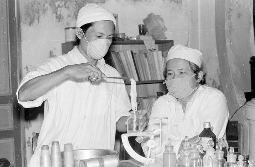 Sau ngày đất nước thống nhất, ngành Y tế đã có những bước phát triển vượt bậc và đạt được những thành tựu quan trọng trong sự nghiệp chăm sóc và bảo vệ sức khỏe nhân dân. Trong ảnh: Kỹ thuật viên Phạm Nguyên Quyền (Học viện Y Huế) nghiên cứu thành công chỉ tự tiêu từ nguyên liệu địa phương (ruột lợn, da súc vật, chỉ tơ tằm...) để sử dụng trong phẫu thuật (1984). (Ảnh: Thu Hoài/TTXVN)