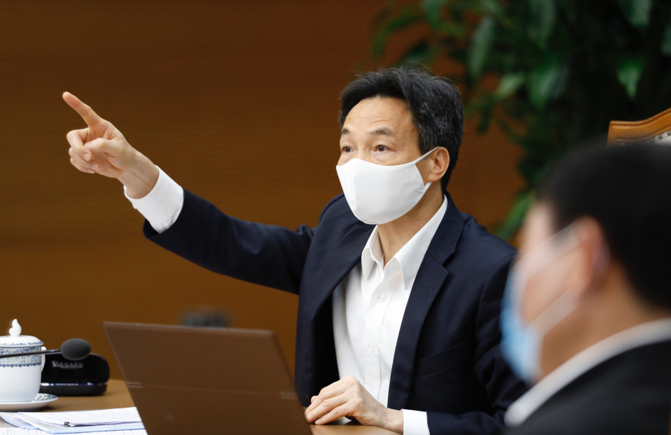 Phó Thủ tướng Vũ Đức Đam chỉ đạo triển khai giải pháp phòng, chống dịch theo hướng dẫn. (Ảnh: Dương Giang/TTXVN)