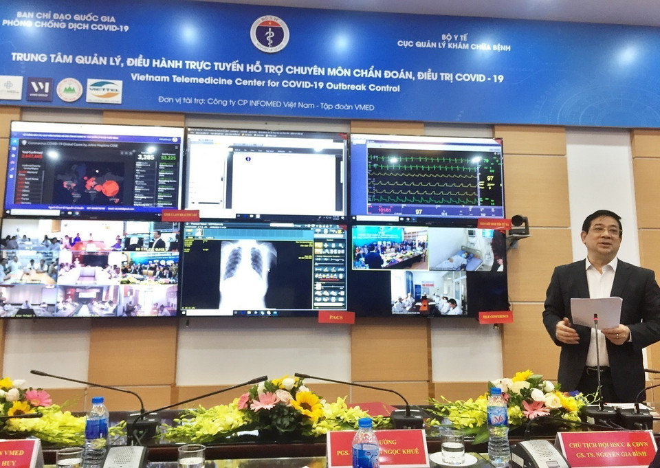 Lễ ra mắt Trung tâm quản lý, điều hành trực tuyến hỗ trợ chuyên môn chẩn đoán, điều trị COVID-19 (Cục Quản lý khám, chữa bệnh). Trung tâm sẽ hỗ trợ trực tuyến từ xa cho các cơ sở khám chữa bệnh về công tác thu dung, chẩn đoán và điều trị bệnh nhân COVID-19; Với sự tham gia của đội ngũ chuyên gia hàng đầu về truyền nhiễm và các chuyên khoa: hô hấp, hồi sức tích cực, sản… tại tuyến Trung ương, thông qua bệnh án điện tử bao gồm các dữ liệu cận lâm sàng (xét nghiệm, chẩn đoán hình ảnh…) và hội chẩn trực tuyến, sẽ trực tiếp hỗ trợ tuyến dưới chẩn đoán điều trị các ca bệnh COVID-19 đến tận y tế tuyến huyện trên cả nước (3/2020). (Ảnh: TTXVN phát)