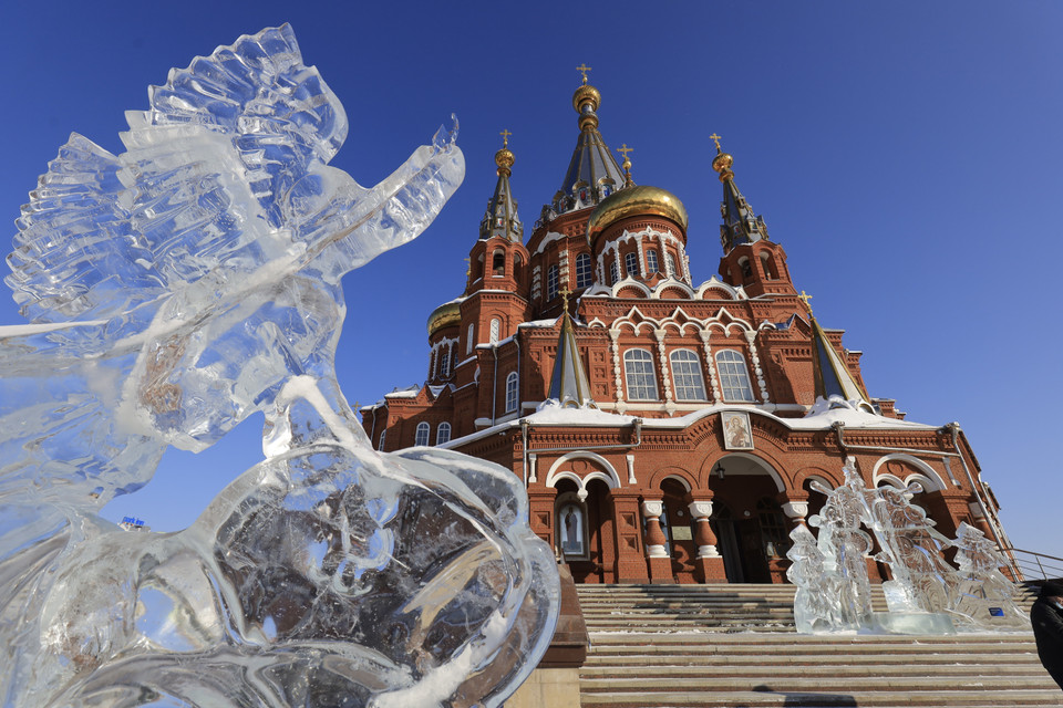 Một tác phẩm điêu khắc băng được trưng bày trước nhà thờ St. Mikhail. (Ảnh: Trần Hiếu/TTXVN)