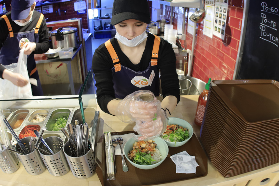 Quán ăn Ded Ho tại Izevsk làm việc theo hình thức nhượng quyền thương mại, được cung cấp cơ sở vật chất và đào tạo nhân viên chuyên chế biến các món ăn Việt Nam. (Ảnh: Trần Hiếu/TTXVN)