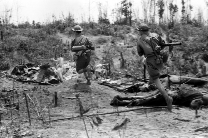 Quân giải phóng truy kích địch tại mặt trận Đường 9 - Nam Lào. Chiến thắng Đường 9 - Nam Lào năm 1971 tác động mạnh đến cục diện chiến trường, giáng một đòn nặng vào chiến lược “Việt Nam hóa chiến tranh” của Mỹ, đồng thời đánh dấu bước trưởng thành mới của Quân đội nhân dân Việt Nam. (Ảnh: Lương Nghĩa Dũng/TTXVN)