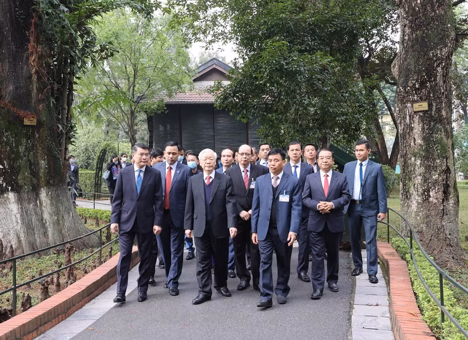 Nhân dịp Tết Nguyên đán Tân Sửu 2021, sáng 10/2/2021 (29 Tết), Tổng Bí thư, Chủ tịch nước Nguyễn Phú Trọng đến dâng hương tưởng niệm Bác Hồ ở Nhà 67 trong Khu Di tích Chủ tịch Hồ Chí Minh tại Phủ Chủ tịch. (Ảnh: Trí Dũng/TTXVN)
