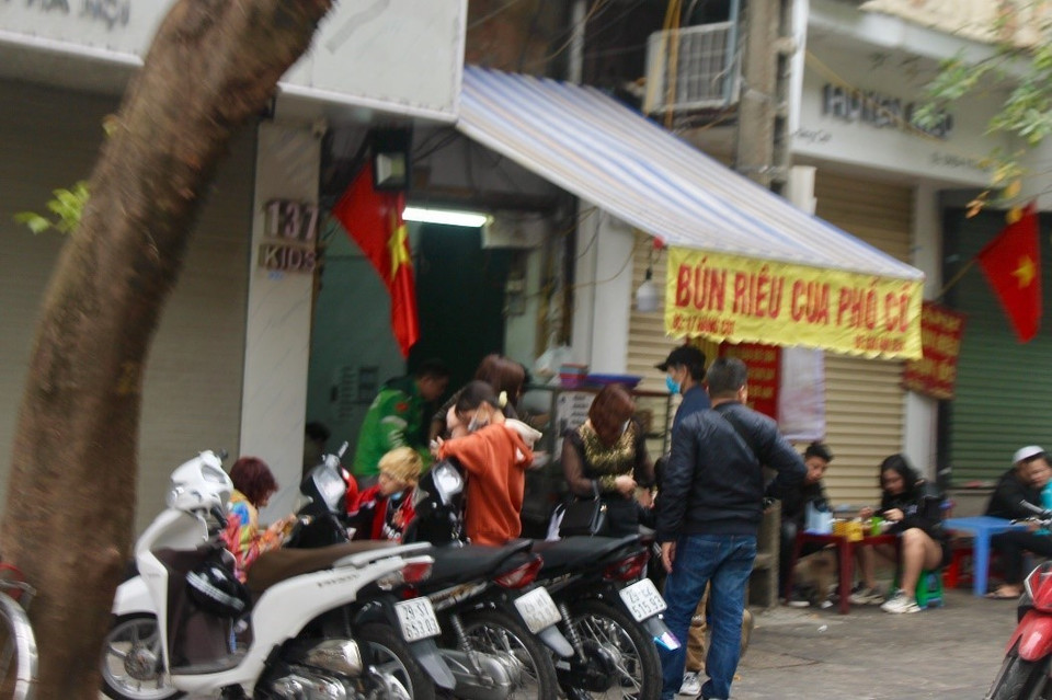 Hàng quán bán đồ ăn chủ yếu đông lái xe đến lấy hàng cho khách. Ít người dân tới quán ăn vì lo ngại dịch bệnh. (Ảnh: Minh Nghĩa/TTXVN)