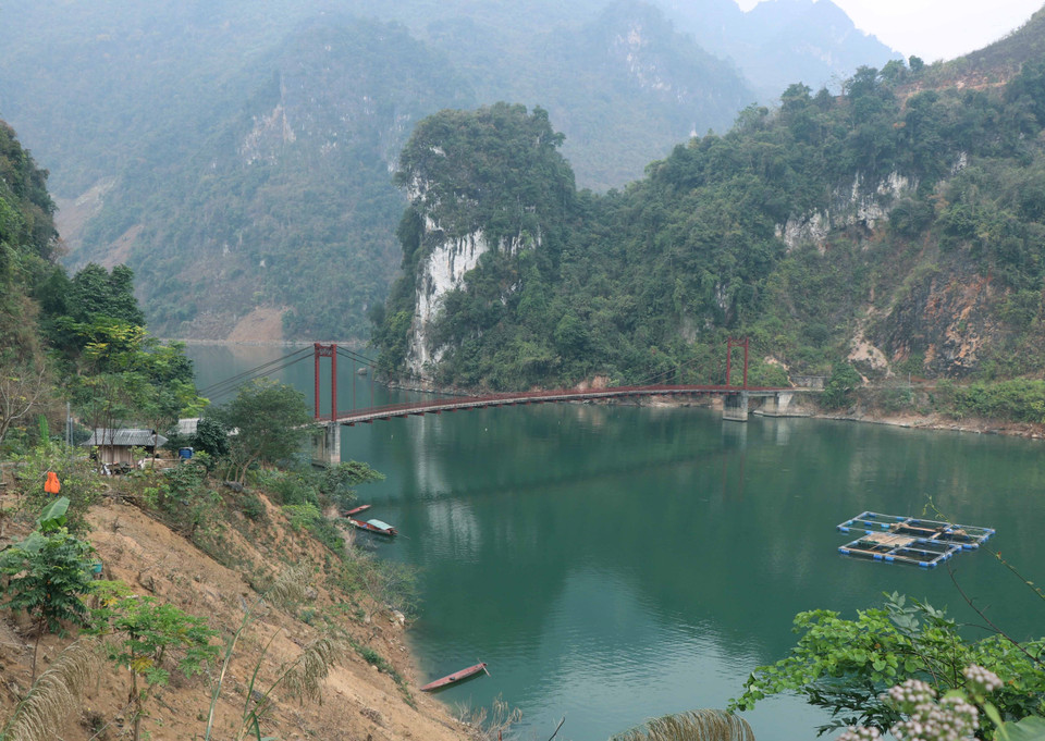 Cây cầu treo Pa Phông bắc qua vùng vịnh trên con đường độc đạo nối trung tâm xã Huổi Só với bản Huổi Lóng. (Ảnh: Xuân Tiến/TTXVN)