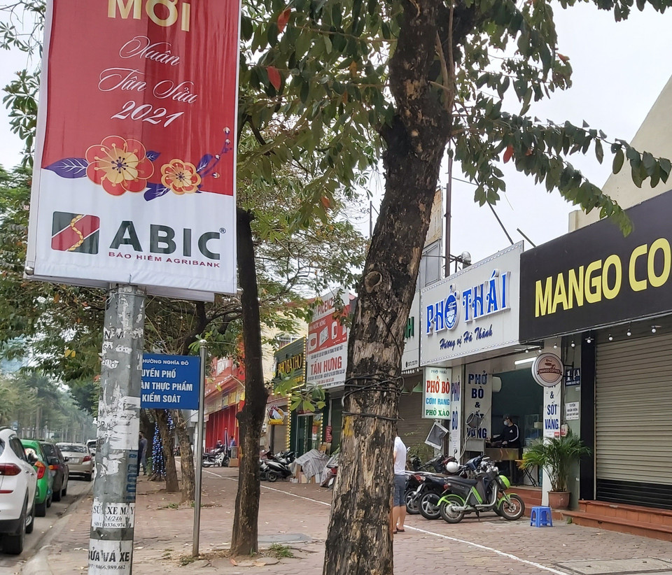 Quán phở tại quận Cầu Giấy (Hà Nội) vẫn mở cửa bán hàng, không chấp hành quy định của thành phố Hà Nội về phòng chống dịch COVID-19. (Ảnh: Minh Nghĩa/TTXVN)